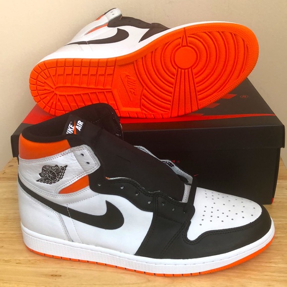 NIKE AIR JORDAN 1 RETRO HIGH OG SNEAKERS - Picture 9 of 12